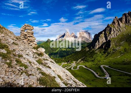 Blick auf die Gipfel der Langkofelgruppe, der Langkofelgruppe und des Sasso Becce, die Straße zum Pordoi-Pass, dem Pordoi-Pass. Stockfoto