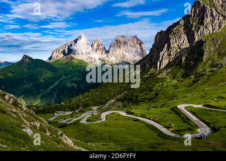 Blick auf die Gipfel der Langkofelgruppe, der Langkofelgruppe und des Sasso Becce, die Straße zum Pordoi-Pass, dem Pordoi-Pass. Stockfoto