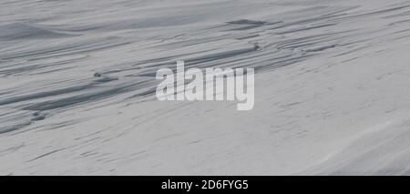 Natürliche Muster und Grate im windgepeitschten Schnee Stockfoto