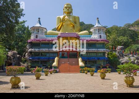 DAMBULLA, SRI LANKA - 08. FEBRUAR 2020: Blick auf den Goldenen Tempel an einem sonnigen Tag Stockfoto