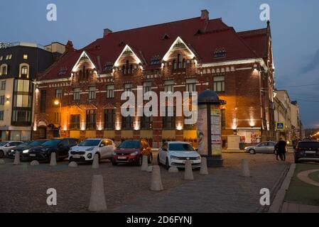 WYBORG, RUSSLAND - 03. OKTOBER 2020: Das alte Gebäude der Bank von Finnland in der Abenddämmerung Stockfoto