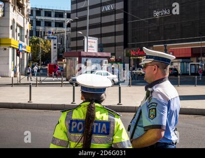 Bukarest/Rumänien - 09.27.2020: Rumänische Polizeibeamte überwachen den Verkehr im Zentrum von Bukarest, Unirii-Platz. Stockfoto