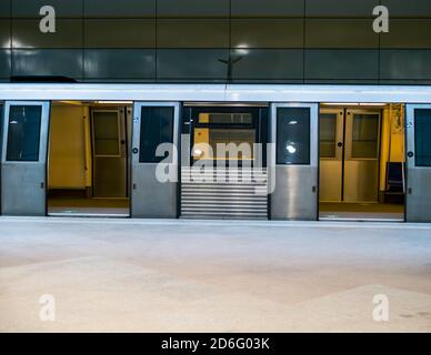 Bukarest/Rumänien - 09.27.2020: Leerer U-Bahn-Zug in der neu erbauten Eroilor( Heroes) Station in Bukarest Stockfoto