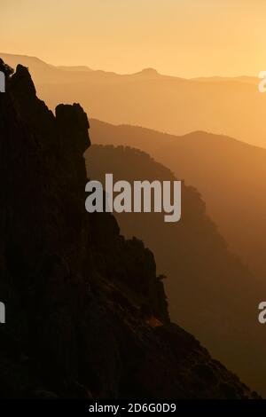 Silhouetten bei Sonnenuntergang in El Chorro im Naturpark Desfiladero de los Gaitanes in Alora, Provinz Malaga. Andalusien, Spanien Stockfoto