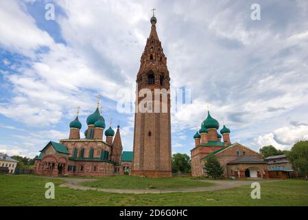 Ein alter Tempelkomplex in Korovnitskaya Sloboda an einem bewölkten Julitag. Jaroslawl, Goldener Ring Russlands Stockfoto