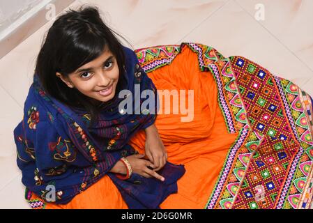 Bunte indische traditionelle ethnische Ware für Frauen oder Mädchen Gujarat, Indien. Handgefertigter Tribal Rock mit Stickerei, Spiegelarbeit. Hochzeitskleid der ländlichen Stockfoto