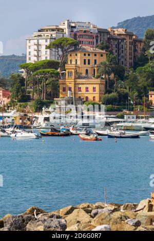 Rapallo, Italien. 16. August 2018: Historische Küstenstadt Rapallo mit Blick auf das Meer mit Hafen. Viele Boote liegen in der Marina. Touristen während der Summe Stockfoto