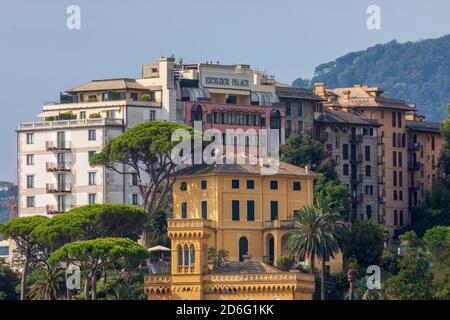 Rapallo, Italien. 16. August 2018: Häuser und Hotels in Rapallo, einer Küstenstadt in Italien. Paläste mit Blick auf das Meer. Excelsior Palace. Stockfoto