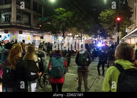 Seattle, USA. Oktober 2020. Die Black Action Coalition Anti-Amazon marschieren auf Pine und 6. Ave früh am Abend. Quelle: James Anderson/Alamy Live News Stockfoto