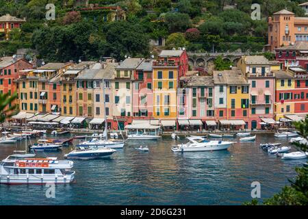 Portofino, Italien. 16. August 2020: Küstenstadt mit Yachthafen und Booten. Touristen und Unternehmen am Kai. Historische und berühmte Stadt Portofino in I Stockfoto