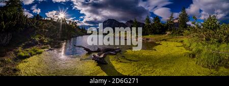 Panoramablick über den Limedes-See, den Lago di Limides, den Gipfel des Lagazuoi in der Ferne, dunkle Gewitterwolken ziehen ein. Stockfoto