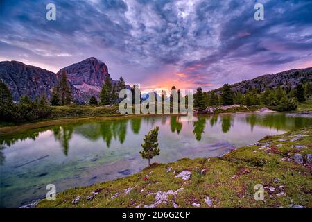 Blick über den See Limedes, den Lago di Limides, den Gipfel der Felsformation Tofane in der Ferne, bei Sonnenaufgang. Stockfoto