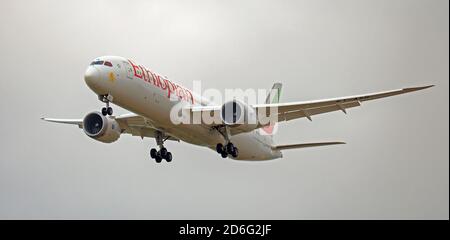 Ethiopian Airlines Boeing 787 Dreamliner ET-AXS über die endgültige Annäherung an Flughafen London-Heathrow LHR Stockfoto