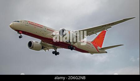 Air India Boeing 787 Dreamliner VT-ANI über die endgültige Annäherung an Flughafen London-Heathrow LHR Stockfoto