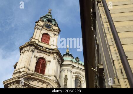 Die Nikolaikirche ist eine barocke Kirche auf der Prager Kleinseite in Tschechien. Es wurde zwischen 1704 und 1755 erbaut. Stockfoto