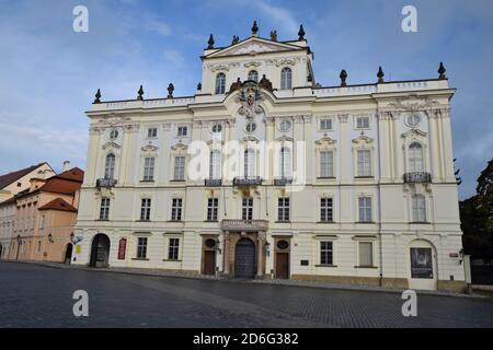 Der Erzbischöfliche Palast auf dem Hradčany-Platz in der Nähe der Prager Burg in Prag in Tschechien, Sitz der Prager Erzbischöfe und Bischöfe seit den 1660er Jahren. Stockfoto