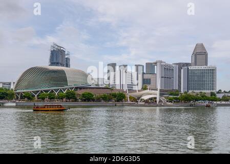 Singapur - 3. Dezember 2019: Die Esplanade ist ein weltbekanntes Zentrum für darstellende Kunst. Seine Zwillingstürmen werden als Durian bezeichnet. Befindet sich am Waterfr Stockfoto