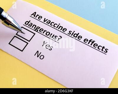 Eine Person beantwortet die Frage nach den Nebenwirkungen des Impfstoffs. Stockfoto