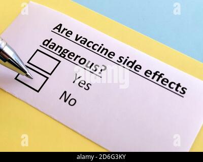 Eine Person beantwortet die Frage nach den Nebenwirkungen des Impfstoffs. Stockfoto