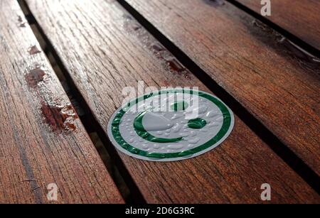 Berlin, Deutschland. Oktober 2020. Wassertropfen auf einem Smiley-Gesicht. Quelle: Jens Kalaene/dpa-Zentralbild/ZB/dpa/Alamy Live News Stockfoto