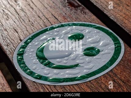 Berlin, Deutschland. Oktober 2020. Wassertropfen auf einem Smiley-Gesicht. Quelle: Jens Kalaene/dpa-Zentralbild/ZB/dpa/Alamy Live News Stockfoto