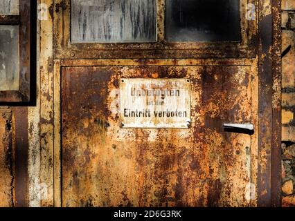 Berlin, Deutschland. Oktober 2020. "Unbefugte dürfen nicht betreten" steht auf einer rostigen Tür in Oberschöneweide an der Spree. Quelle: Jens Kalaene/dpa-Zentralbild/ZB/dpa/Alamy Live News Stockfoto