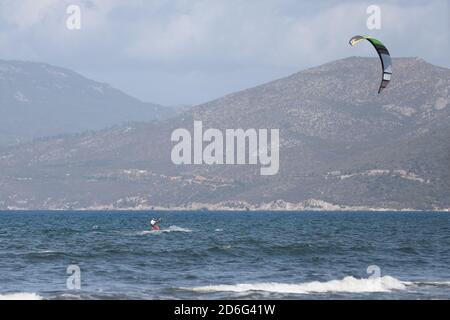 IZMIR, TÜRKEI - 27. SEPTEMBER 2020: Kitesurfer Kitesurfen in Selcuk Pamucak Beach Stockfoto