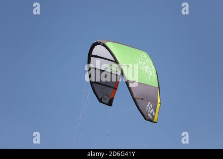 IZMIR, TÜRKEI - 27. SEPTEMBER 2020: Kitesurfe Fallschirm in Selcuk Pamucak Beach Stockfoto