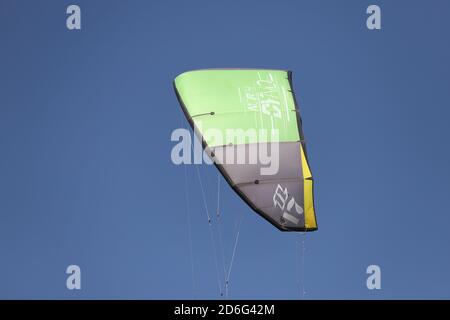 IZMIR, TÜRKEI - 27. SEPTEMBER 2020: Kitesurfe Fallschirm in Selcuk Pamucak Beach Stockfoto