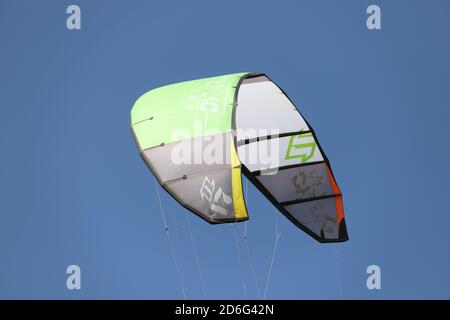 IZMIR, TÜRKEI - 27. SEPTEMBER 2020: Kitesurfe Fallschirm in Selcuk Pamucak Beach Stockfoto