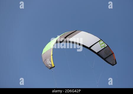 IZMIR, TÜRKEI - 27. SEPTEMBER 2020: Kitesurfe Fallschirm in Selcuk Pamucak Beach Stockfoto