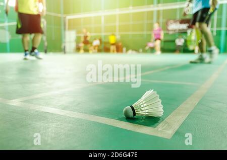 Badmintonplätze mit Bälle im Vordergrund. Stockfoto