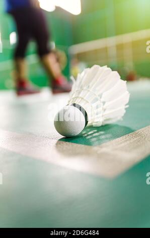 Badmintonplätze mit Bälle im Vordergrund. Stockfoto