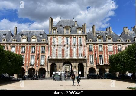 Paris, Frankreich. 14. August 2019. Fassadenansicht der Gebäude am Place des Vosges, dem ältesten Platz der Stadt im Stadtteil Le Marais. Stockfoto