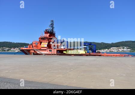 Corcubion, Spanien. Juli 11, 2020. Spanisches Rettungsschiff, bekannt als Salvamento Maritimo am galizischen Hafen. Provinz Coruña, Rias Baixas, Region Galicien. Stockfoto