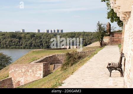 Bank in Kalemegdan Festung Aussichtspunkt in Belgrad, Serbien mit einem schönen Blick auf den Fluss, Bank mit Wäldern und Wolkenkratzern in Neu Belgrad, auf einem sonnigen d Stockfoto