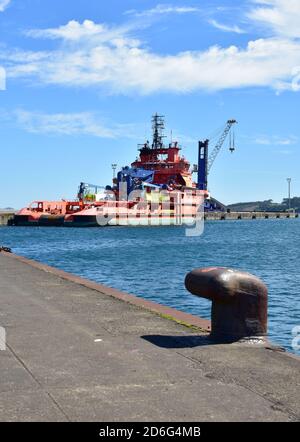 Corcubion, Spanien. Juli 11, 2020. Spanisches Rettungsschiff, bekannt als Salvamento Maritimo am galizischen Hafen. Provinz Coruña, Rias Baixas, Region Galicien. Stockfoto