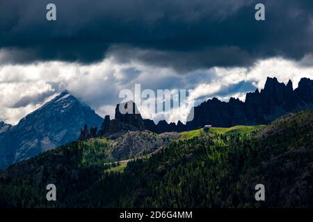 Die Felsformation Cinque Torri, Cinque Torri di Averau und die Berghütte Rifugio Scoiattoli, dunkle Gewitterwolken ziehen ein. Stockfoto