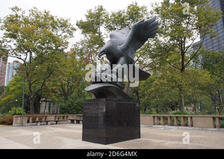 Bronze American Eagle, Herzstück des WWII Memorial im Battery Park in Lower Manhattan, New York, NY, USA Stockfoto