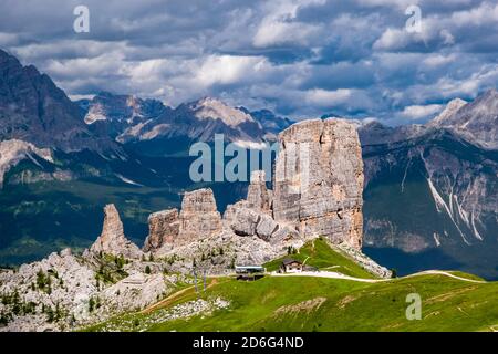 Die Felsformation Cinque Torri, Cinque Torri di Averau und die Berghütte Rifugio Scoiattoli, dunkle Gewitterwolken ziehen ein. Stockfoto