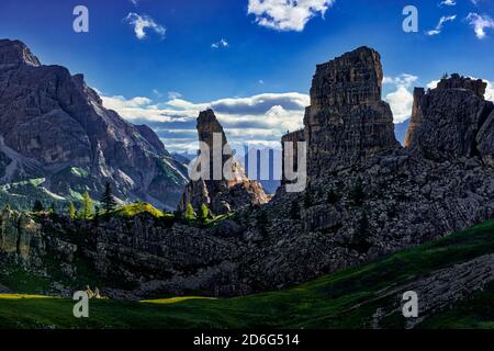 Dolomiti Landschaft mit der Felsformation Cinque Torri, Cinque Torri di Averau, Torre Inglese in der Mitte. Stockfoto