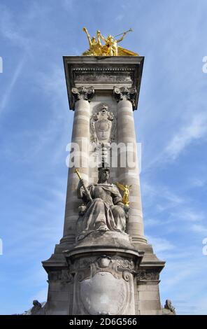 Pont Alexandre III Detail. Betonpfeiler Gegengewicht mit Louis XIV Statue und vergoldete Skulptur des Ruhmes der Industrie auf der Oberseite. Paris, Frankreich. Stockfoto