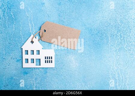 Haus für Kauf oder Miete Label. Holzhaus Symbol mit Tag auf blauem Hintergrund. Immobilien und Vermietung Wohnkonzept. Platz kopieren, Draufsicht Stockfoto