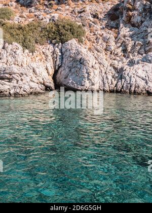 Chrystal klares türkisfarbenes Wasser und weiße Felsklippen auf einem Sonniger Tag Stockfoto