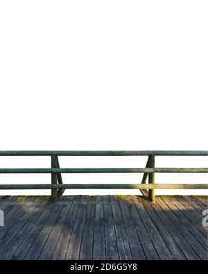 Holzterrasse und Balkon aus Holzstämmen isoliert auf weiß Hintergrund Stockfoto