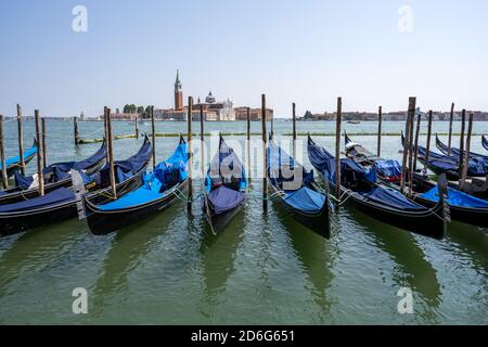 Gondeln an der Piazzetta San Marco in Venedig mit San Giorgio Maggiore im Hintergrund Stockfoto