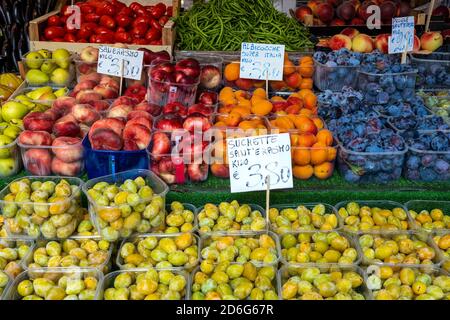 Pfirsiche, Trauben und andere Früchte zum Verkauf auf einem Markt Stockfoto