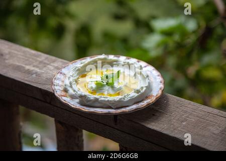 Libanesisches Frühstück Milchmahlzeit in einem Dorfhaus Balkon mit natürlichem Bauernhof Hintergrund Stockfoto