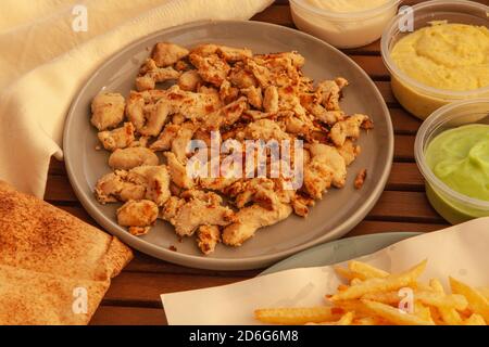 Chicken Shawarma Teller mit arabischem Brot und Pommes und Sauce Auf dem Tisch Stockfoto