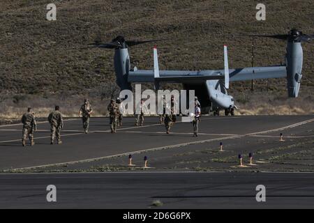 US Navy ADM. Phil Davidson, United States Indo-Pacific Commander, und gemeinsame Führer kommen in Bradshaw Army Airfield, Hawaii in einem MV-22 Osprey am 9. Oktober 2020. Davidson wollte aus erster Hand die Bedeutung des Pohakuloa Training Area für die gemeinsame Forces Training im Indo-Pazifik sehen. (USA Armee Foto von Sgt. Effie Mahugh/28. Abteilung für öffentliche Angelegenheiten) Stockfoto